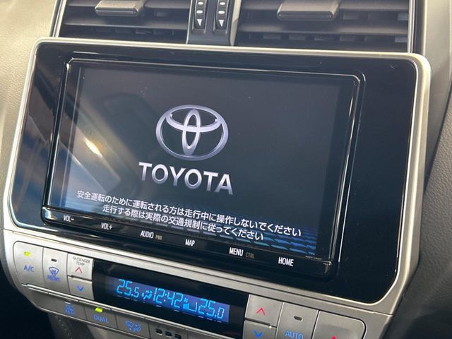 【純正ナビ】人気の純正ナビを装備しております。ナビの使いやすさはもちろん、オーディオ機能も充実！キャンプや旅行はもちろん、通勤や買い物など普段のドライブも楽しくなるはず♪