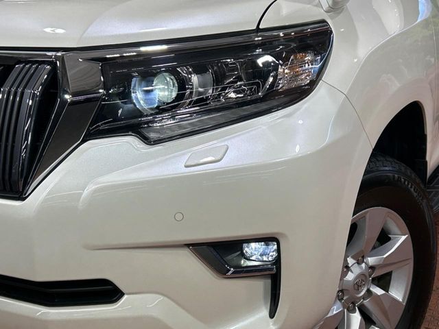 【LEDヘッドライト】悪天候や夜間走行時も良好な視界を確保し安心して運転できる高輝度LEDヘッドライトを装備！点灯速度が早く、消費電力も抑えられています。