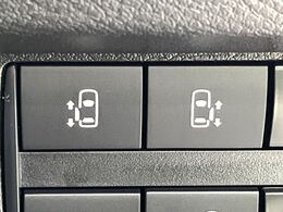 【両側パワースライドドア】スマートキーや運転席のスイッチで後席両側スライドドアの開閉が可能♪電動だから力を入れてドアを開ける必要が無く、小さなお子様でも簡単に開け閉めでき快適です♪