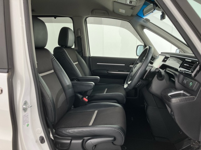 乗降がしやすい運転席。高さが調節できて小柄な女性でもベストポジションをとることができます。
