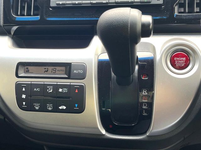 【オートエアコン】一度お好みの温度に設定すれば、車内の温度を検知し風量や温度を自動で調整。暑い…寒い…と何度もスイッチ操作をする必要はありません。快適な車内空間には必須の機能ですね♪