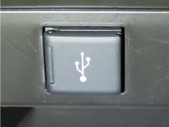 USB端子を装備しております。