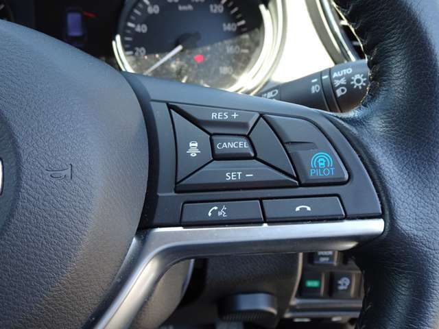 運転支援機能・プロパイロット搭載。　設定した速度で定速走行でき、先行車に自動で追従走行も可能です。さらにハンドル支援機能もあり、車線の中央を走るように制御してくれます。