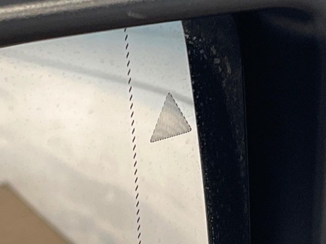 ●ブラインドアシストセンサー：視角からの車を感知し、ドライバーが車線変更を行う際に、警告音と共に注意を促してくれる安全支援機能です！