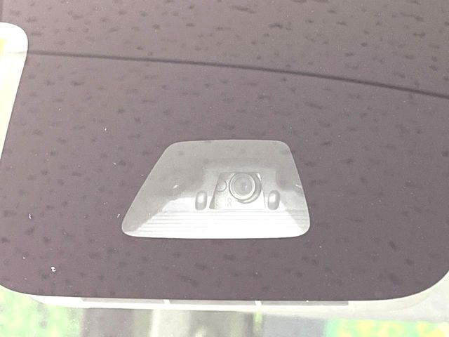 【スマートアシスト】走行中に前方の車両等を認識し、衝突しそうな時は警報とブレーキで衝突回避と被害軽減をアシスト。より安全にドライブをお楽しみいただけます。