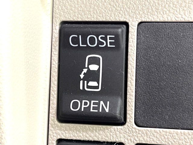 【パワースライドドア】スマートキーや運転席のスイッチでスライドドアの開閉が可能♪電動だから力を入れてドアを開ける必要が無く、小さいお子様でも、重い荷物を持っている時もラクに開け閉めできます♪