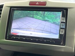 【バックカメラ】駐車時に後方がリアルタイム映像で確認できます。大型商業施設や立体駐車場での駐車時や、夜間のバック時に大活躍！運転スキルに関わらず、今や必須となった装備のひとつです！