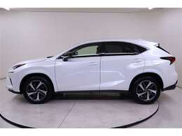 ソニッククオーツパール色のボデーカラーに純正のアルミホイールがマッチしています