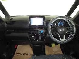 運転席も広々としており、足元には収納スペースもついています☆