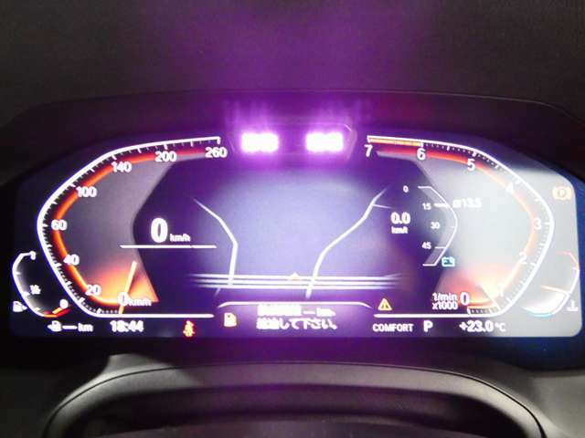 メーターパネル中央部にナビゲーションなどを表示することで、運転中の視野移動を最低限に抑制し、安心安全なドライブをサポートする「BMWライブコックピット」！