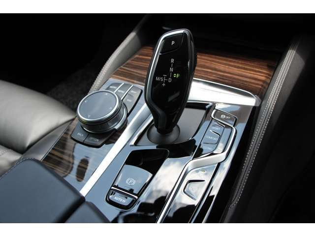8速AT電子シフト搭載！オートマ段数は8速に！燃費とパフォーマンスを両立しております！BMWテクノロジーの詰まったユニットです！