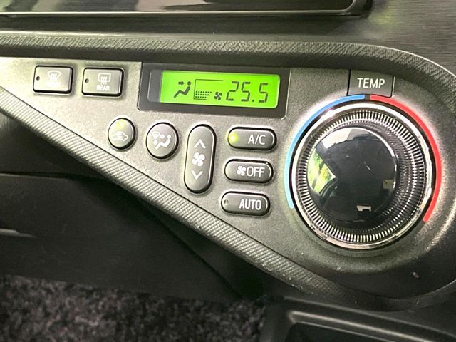 【オートエアコン】一度お好みの温度に設定すれば、車内の温度を検知し風量や温度を自動で調整。暑い…寒い…と何度もスイッチ操作をする必要はありません。快適な車内空間には必須の機能ですね♪