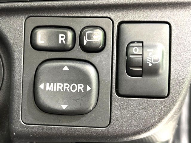 【電動格納ミラー】サイドミラーは電動格納式となっており、狭い駐車場でもキズがつくリスクを抑えられます。
