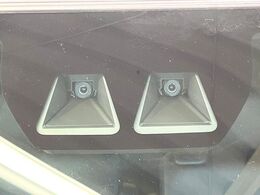 【スマートアシスト】走行中に前方の車両等を認識し、衝突しそうな時は警報とブレーキで衝突回避と被害軽減をアシスト。より安全にドライブをお楽しみいただけます。