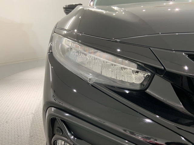 LEDヘッドライトは、点灯の瞬間から最大光量を発揮し、突然暗くなるトンネルなどでの安定感を高めます。