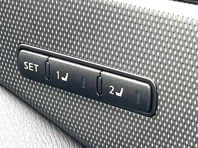 【メモリー機能付きパワーシート】ドライバーごとに設定したシート位置を記憶して、ボタン一つで切り替えできる便利な機能！運転する方が複数名いらっしゃるご家庭におすすめです♪