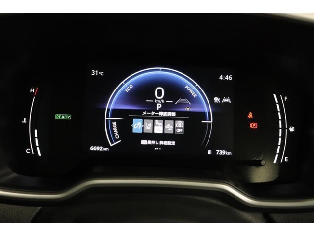気になる燃費など様々な情報を表示してくれるインフォメーションディスプレイ付きのODOメーター。
