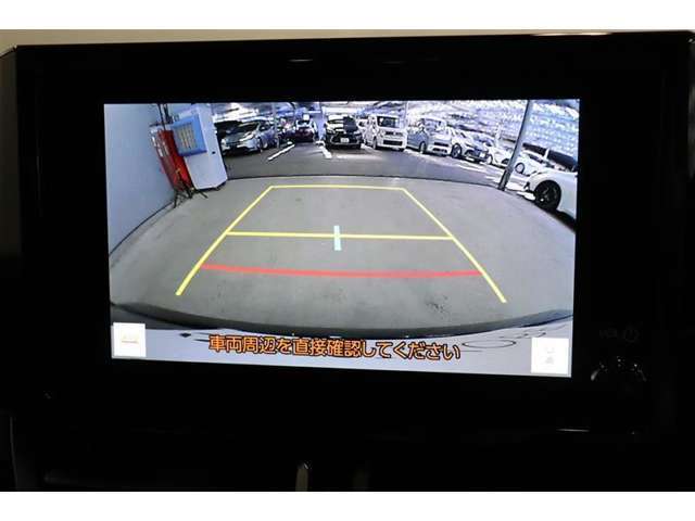 後方の死角を軽減し、狭い場所での切替しや駐車もしやすくなるバックモニターを装備しています。