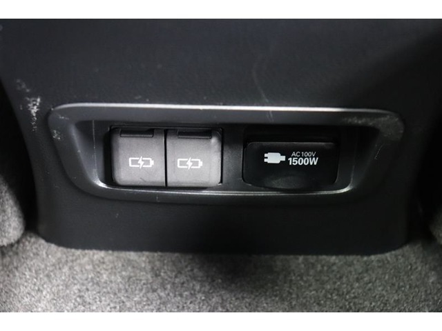 後部席へ乗車して携帯電話などを充電する時に前から配線を伸ばすとごちゃごちゃして邪魔になりがちですよね。そんな煩わしさを解消する後席側USBポート☆