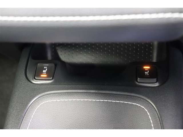 シートヒーターは、エアコンで車内を温めるよりも早くシートが温まるので、寒い季節も快適になります。