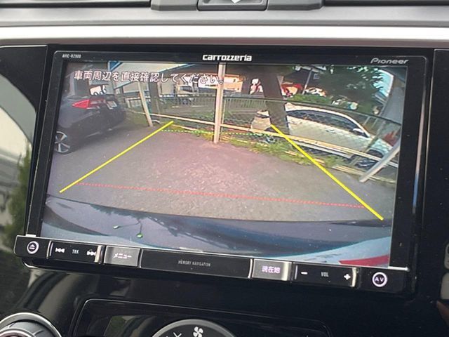 【バックカメラ】駐車時に後方がリアルタイム映像で確認できます。大型商業施設や立体駐車場での駐車時や、夜間のバック時に大活躍！運転スキルに関わらず、今や必須となった装備のひとつです！