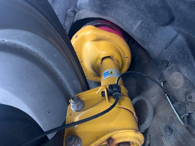 【ビルシュタイン製ダンパー】高速走行時の車両安定性を向上させてくれる人気の装備。街乗りの乗り心地も犠牲にせず、スポーティな走行をお楽しみいただけます♪