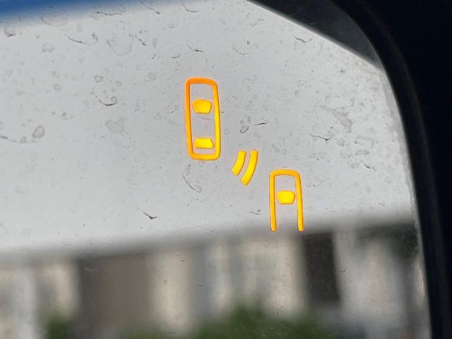 【リヤビークルディティクション】走行中、ドアミラーの死角になりやすい箇所に後続車が接近するとサイドミラー付近に警告を表示、ドライバーに注意喚起と、万一の際はハンドル操作をアシストをします。