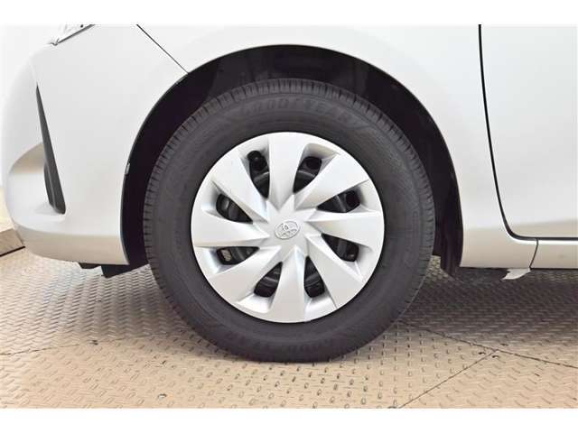 【ホイールカバー】純正なので車に似合うデザインになっていますね。スタッドレスタイヤもご相談下さい。