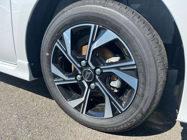 ☆お車についた傷やヘコミ、事故の修理もハヤシにお任せください。自社鈑金工場で修理ができますの安心です☆
