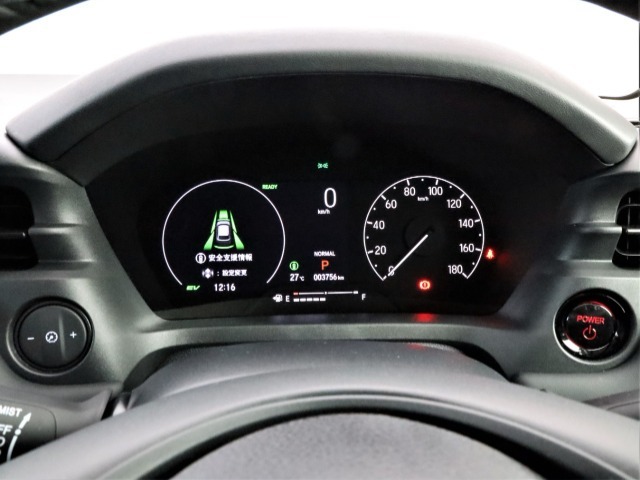 スピードメーターは見やすくなっております。タコメーターの場所にはインフォメーションディスプレイを搭載していますので運転に必要な情報がわかります。