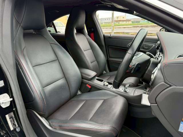 高級感あふれる【レザーシート】を装備。見た目の高級感とより上質な座り心地をお楽しみください。