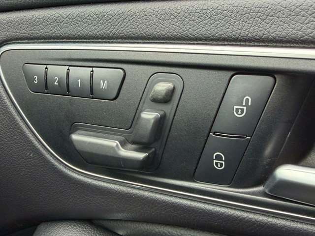 パワーシート装備です。メモリー機能付きで御座います。