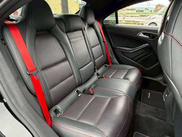 セカンドシートは大人二人が乗っても十分なスペースが確保されております。