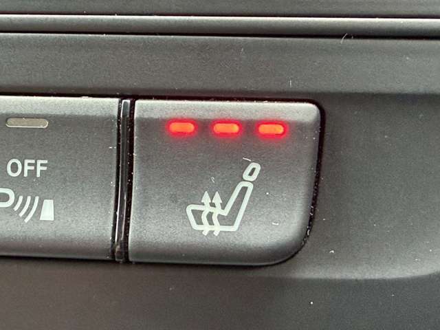 レザーシートには重宝する「シートヒーター」付き。冬場にとても大活躍！！