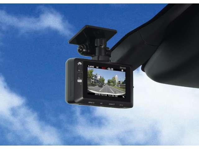 ドライブレコーダーは、映像・音声などを記録する自動車用の車載装置のことです。