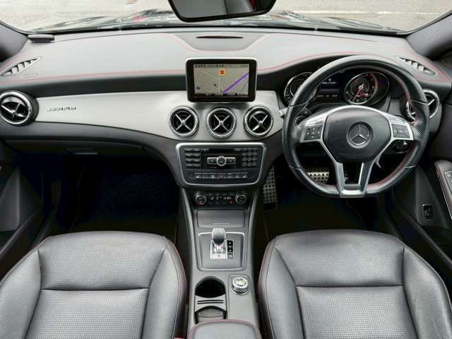 コックピット。車内もキレイで嫌な臭いもありません！ご納車後の臭いが付きにくくなる「空気触媒コーティング」もあります。