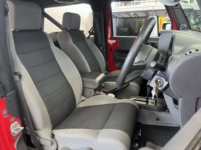 運転席のシートです、ちょうど座った時の右太もも下側に一か所破れが有ります。クッションはヘタリなしです。