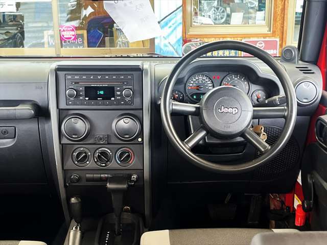 運転席回りもキレイに使われています。走行こそ多めですがハンドルもつるつるてかてかなんて事は有りません。