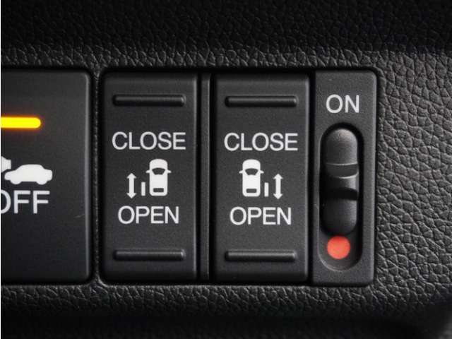 ◆両側電動スライドドア◆狭い駐車場でも乗り降りが楽々♪お子様が隣の車にドアを当ててしまう心配もございません！小さなお子様連れの方もこれで安心。