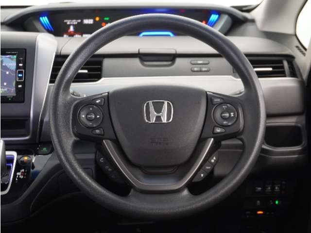 【Honda SENSING】 カメラ等装置で精度の高い検知能力を発揮、安全運転を支援します。ステアリング上のコントローラーに注目！