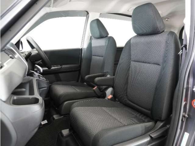 運転席と助手席は足元が繋がっているので自由に行き来しやすいので駐車場が狭いときでも助手席側からスムーズに乗り降りできて便利！