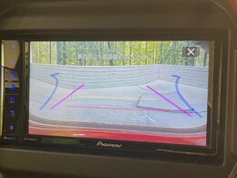 【バックカメラ】駐車時に後方がリアルタイム映像で確認できます。大型商業施設や立体駐車場での駐車時や、夜間のバック時に大活躍！運転スキルに関わらず、今や必須となった装備のひとつです！