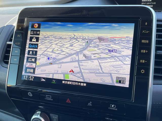 日産純正のカーナビが付いておりますので知らない所でもサポートしますので安心ですね。色々な機能でドライブも快適ですね。