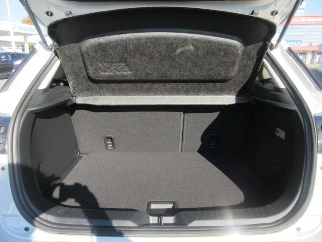 見た目以上に広い荷室スペース！！