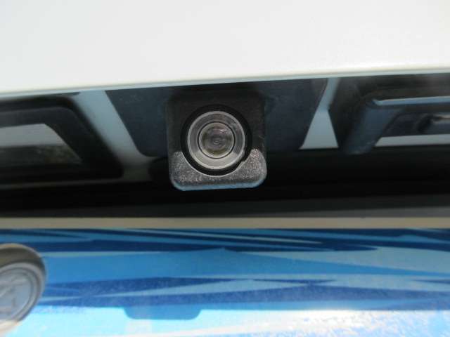 後方の安全確認や車庫入れなどにはやっぱりバックカメラが必要ですよね！車の大小に関わらず後方は非常に死角になりやすい場所です！この装備で安全確認もばっちりです！！