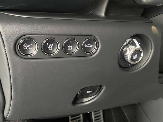 衝突軽減ブレーキやレーンキープアシストなどの運転支援装備も充実してます。