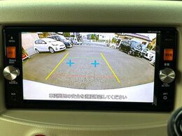 【バックカメラ】駐車時に後方がリアルタイム映像で確認できます。大型商業施設や立体駐車場での駐車時や、夜間のバック時に大活躍！運転スキルに関わらず、今や必須となった装備のひとつです！