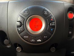 【オートエアコン】一度お好みの温度に設定すれば、車内の温度を検知し風量や温度を自動で調整。暑い…寒い…と何度もスイッチ操作をする必要はありません。快適な車内空間には必須の機能ですね♪