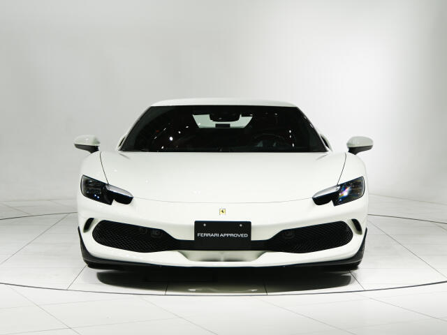0-100km/h加速はわずか2.9秒というスペックを誇りながらも、eDriveモードでは静粛かつ滑らかな電動走行も可能です。俊敏性と環境性能を高次元で両立しています。