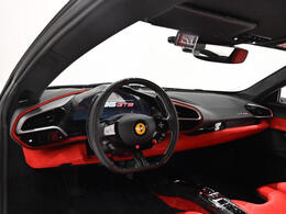 。2025年式の本車両は、クラシックで気品あるBianco Avusのボディと、Rosso Ferrariの情熱的なインテリアを組み合わせた印象的な1台。